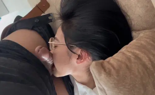 Poster of Bé sinh viên kính cận mút phê quá em vứt cả kính sang bên